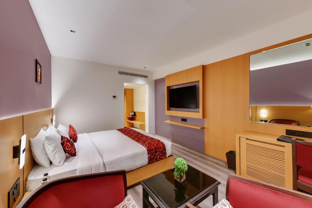 TV a/nebo společenská místnost v ubytování Quality Inn Regency, Nashik