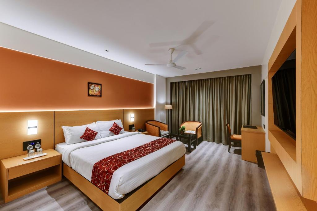 Postel nebo postele na pokoji v ubytování Quality Inn Regency, Nashik