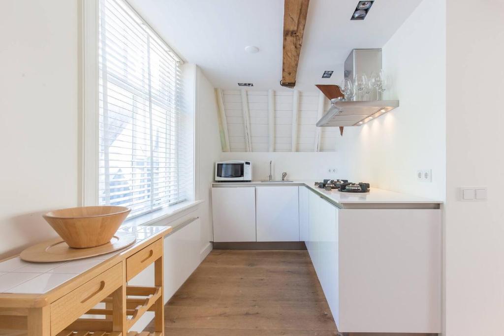 Een keuken of kitchenette bij City Hotel Rembrandt