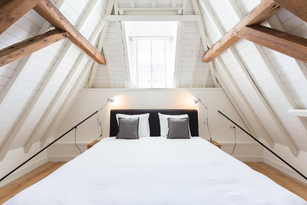 Een bed of bedden in een kamer bij City Hotel Rembrandt