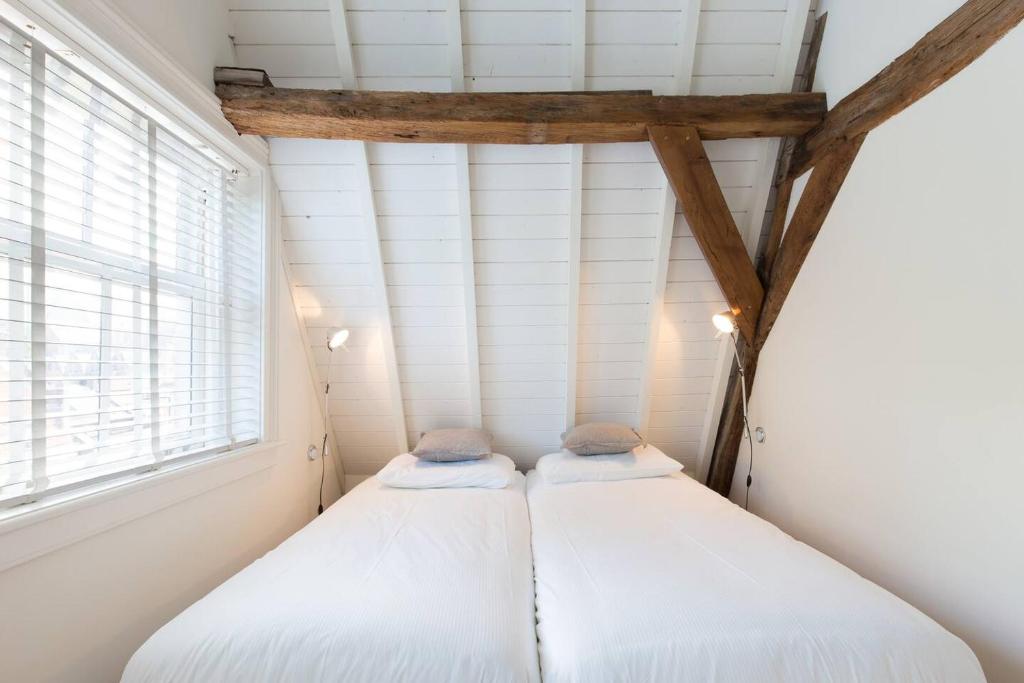 Een bed of bedden in een kamer bij City Hotel Rembrandt
