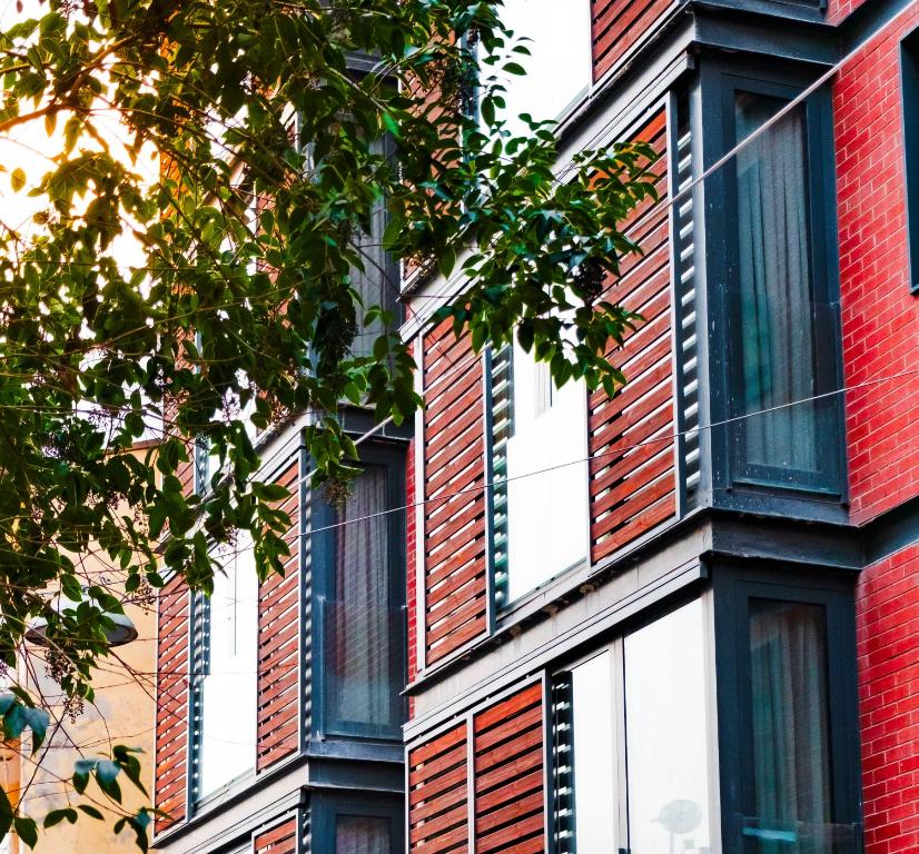 ein rotweißes Backsteingebäude mit Fenstern in der Unterkunft Homie Suites - ''Loft 27'' Urban Comfort Suites in the Heart of Cihangir in Istanbul