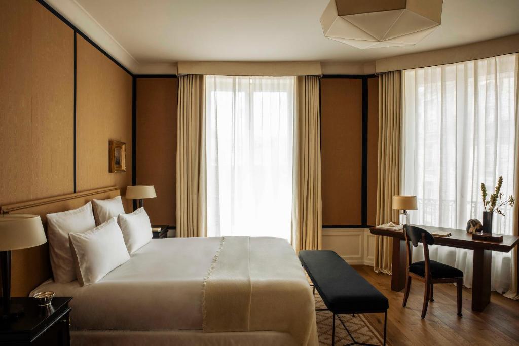 Postel nebo postele na pokoji v ubytování Hôtel Balzac Paris & Spa Ikoï