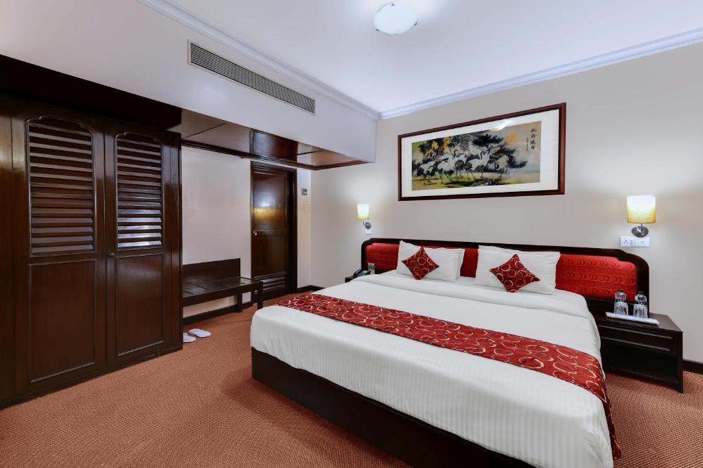 Postel nebo postele na pokoji v ubytování Quality Inn Regency, Nashik
