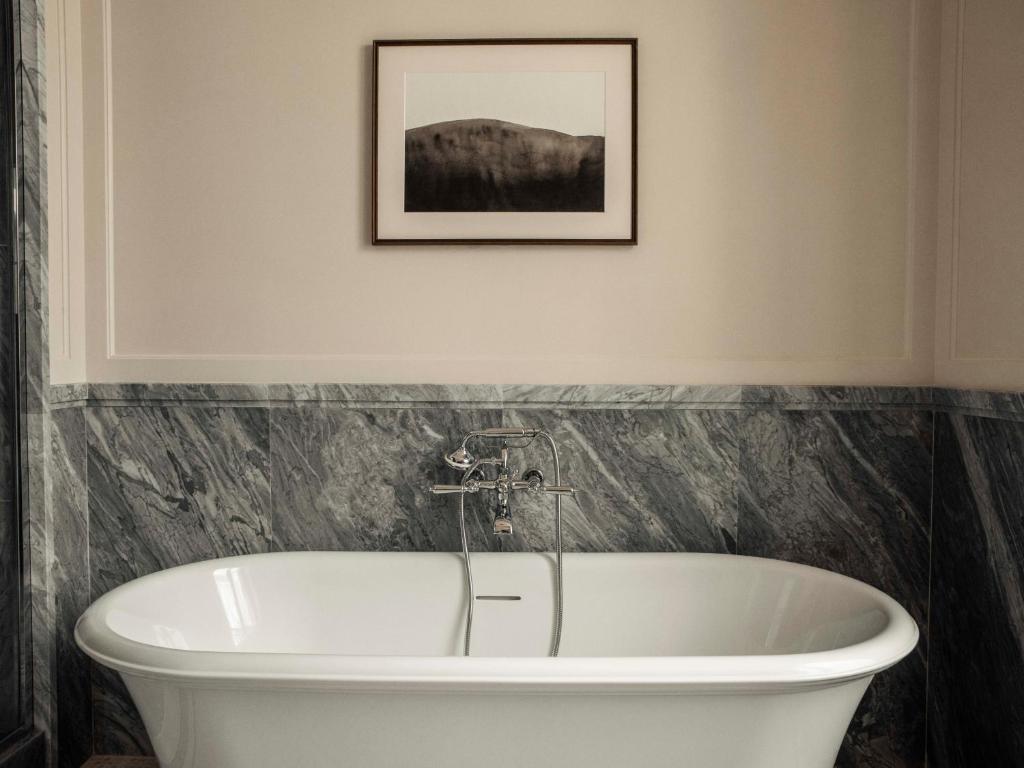 Koupelna v ubytování Hôtel Balzac Paris & Spa Ikoï