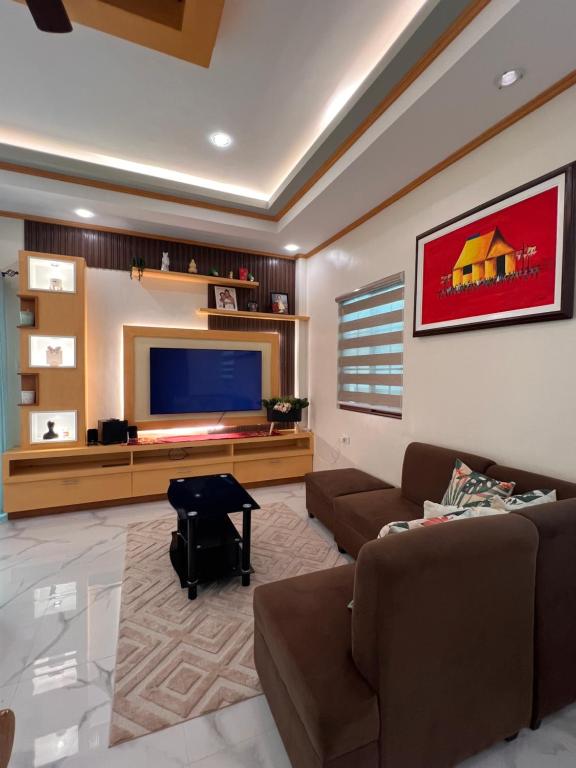 TV a/nebo společenská místnost v ubytování Luxury Vacation House Oceanfront in Lila, Bohol