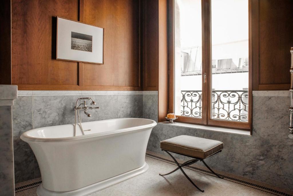 Koupelna v ubytování Hôtel Balzac Paris & Spa Ikoï