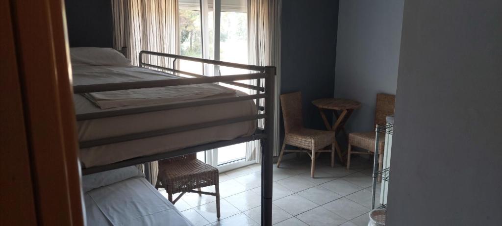 Postel nebo postele na pokoji v ubytování Ktima Holoway Apartments