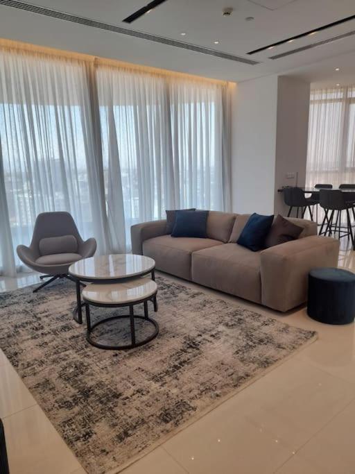 ein Wohnzimmer mit Sofa und Tisch in der Unterkunft 360 Nicosia-2 Bedroom City Tower in Nikosia