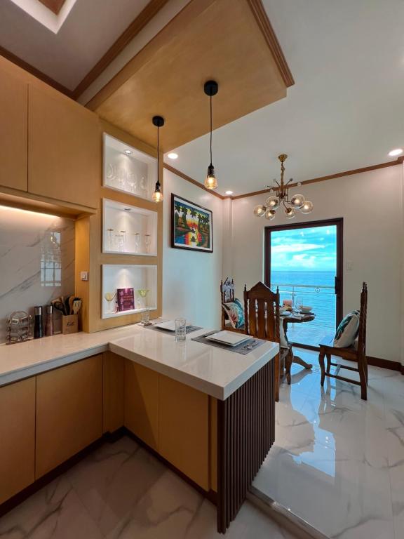 Kuchyň nebo kuchyňský kout v ubytování Luxury Vacation House Oceanfront in Lila, Bohol