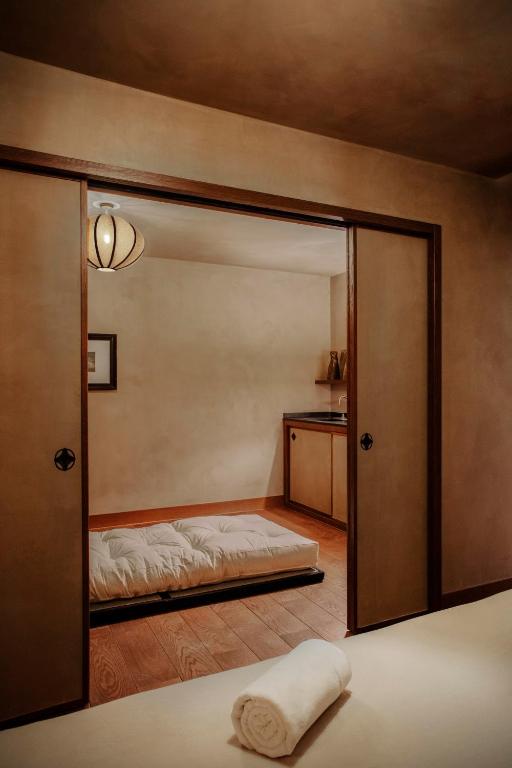 Postel nebo postele na pokoji v ubytování Hôtel Balzac Paris & Spa Ikoï