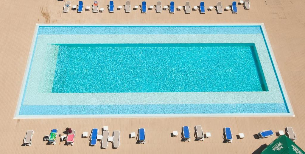 - une vue sur la piscine avec des chaises et des personnes dans l'établissement Waves & Whispers Apartments - acces gratuit piscina, à Olimp