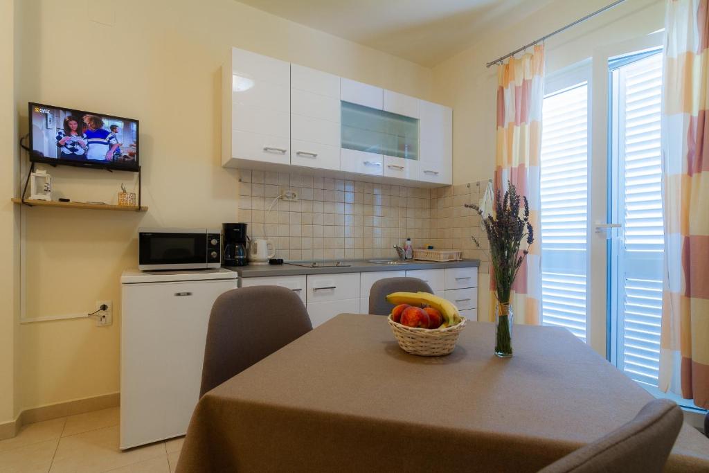 Kuchyň nebo kuchyňský kout v ubytování Apartments & Rooms Sanja