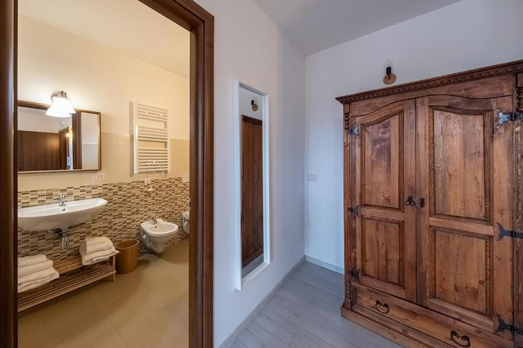 un bagno con lavandino, water e specchio di Albergo Diffuso Borgo La Terra a Riccia