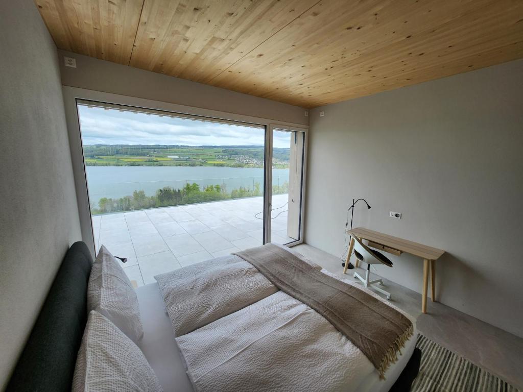 Postel nebo postele na pokoji v ubytování Lakeview Guest Rooms with huge rooftop terrace