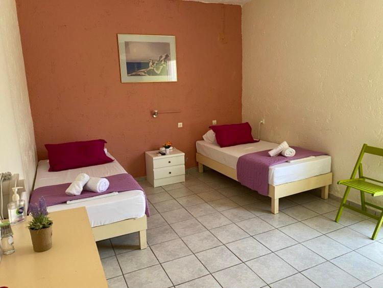 Postel nebo postele na pokoji v ubytování CLEO ROOM WITH PATIO 250m FROM THE BEACH
