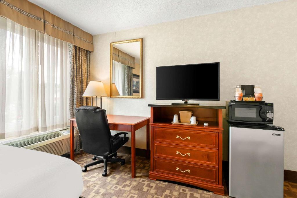 TV o dispositivi per l'intrattenimento presso Quality Inn Edison-New Brunswick