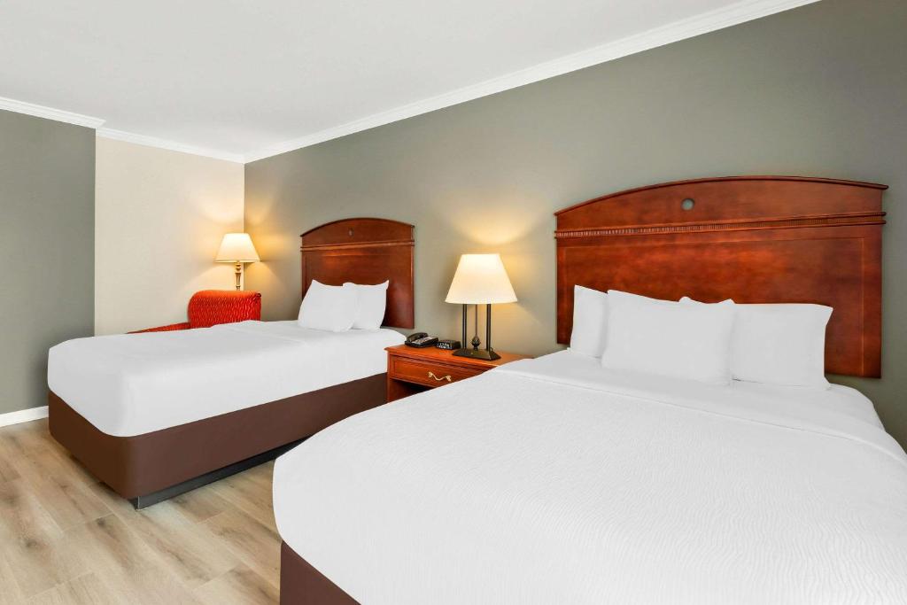 Letto o letti in una camera di Quality Inn Edison-New Brunswick