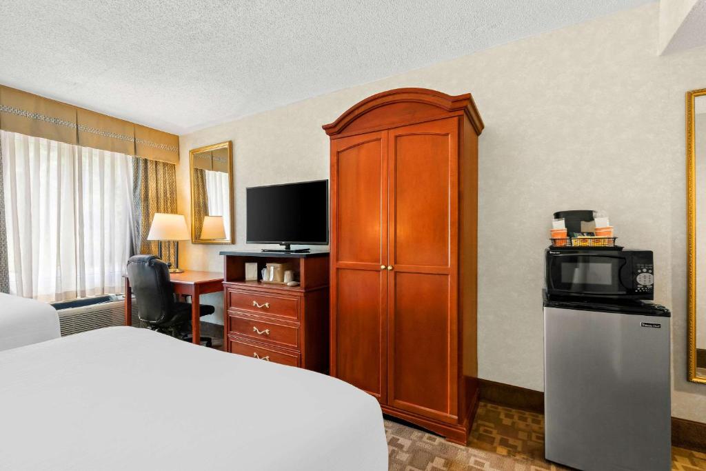 Letto o letti in una camera di Quality Inn Edison-New Brunswick