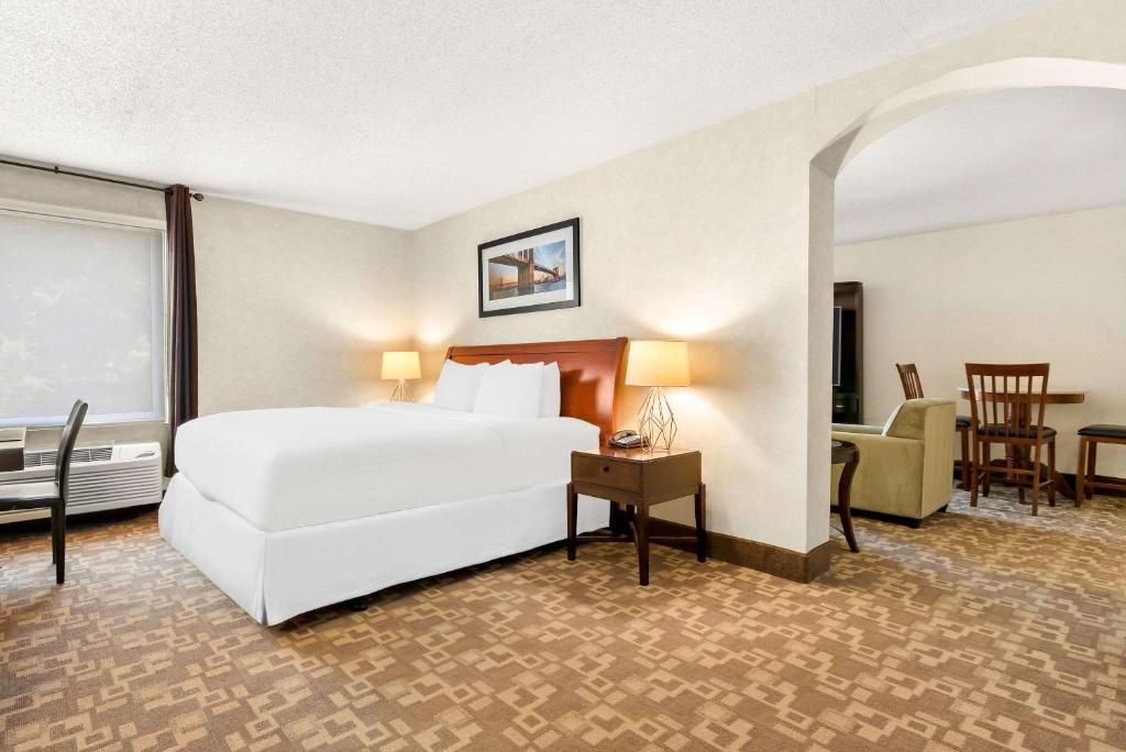 Letto o letti in una camera di Quality Inn Edison-New Brunswick