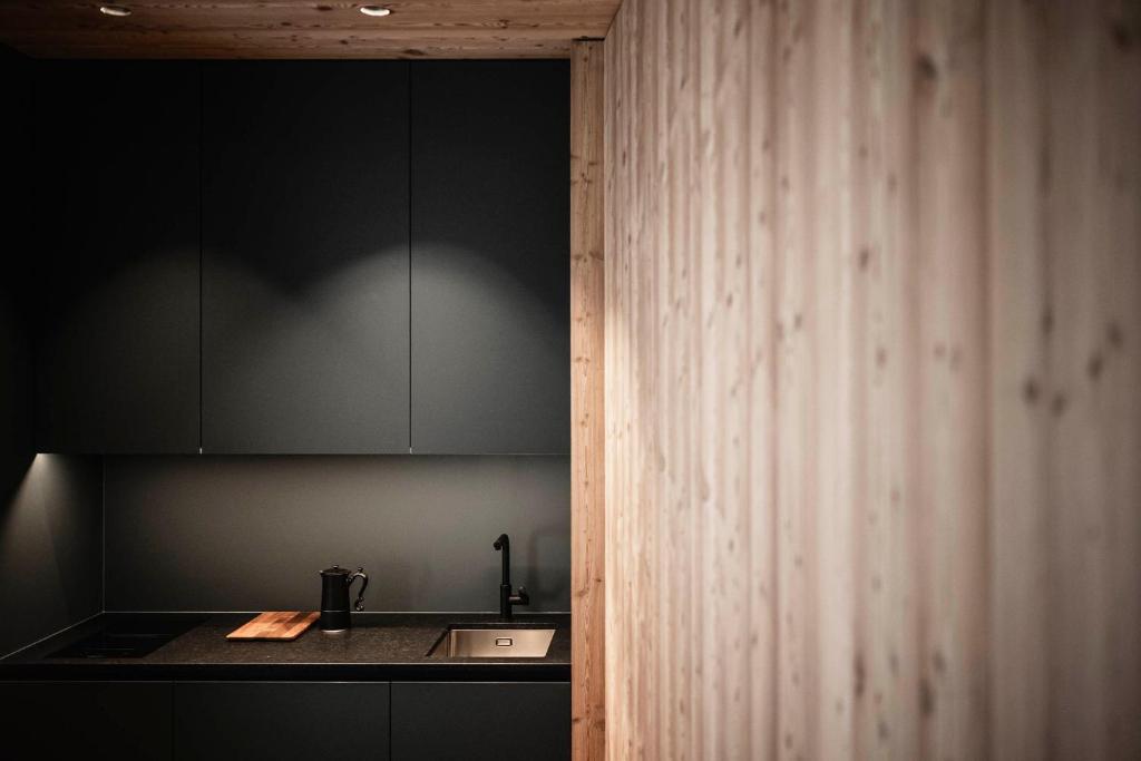 Kuchyň nebo kuchyňský kout v ubytování OLM Nature Escape - Eco Aparthotel