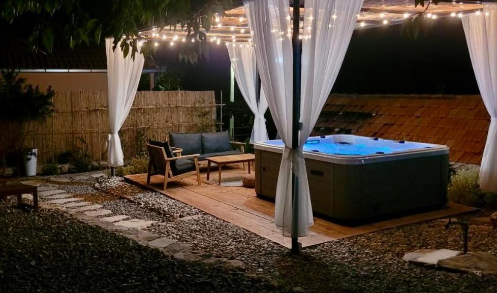 Fotografie z fotogalerie ubytování Rural home Basin dvor with jacuzzi v destinaci Vinišće