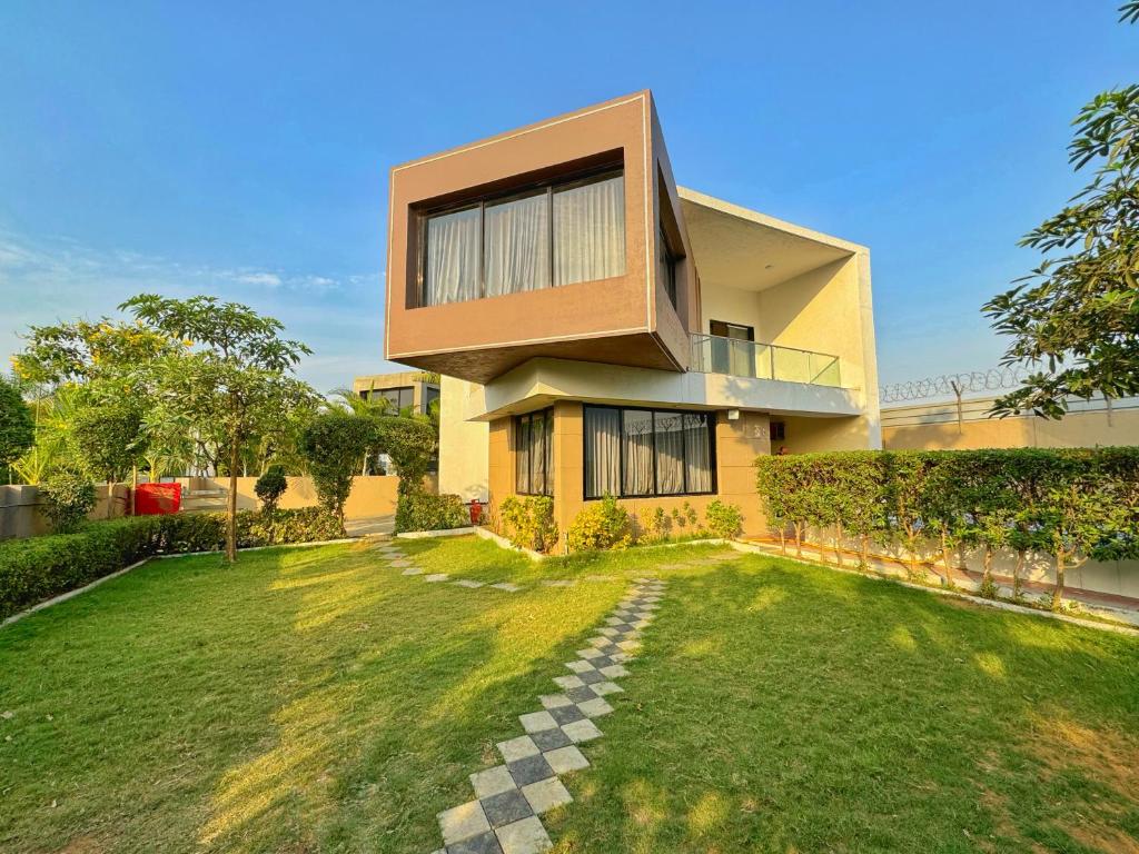 Castillo The Villa Near Kamrej - Two-Bedroom House
