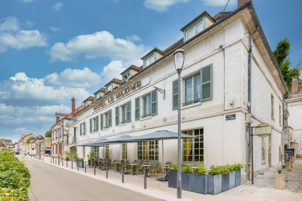 une rangée de bâtiments blancs dans une rue dans l'établissement Hôtel Le Maxime - Best Western Signature Collection, à Auxerre