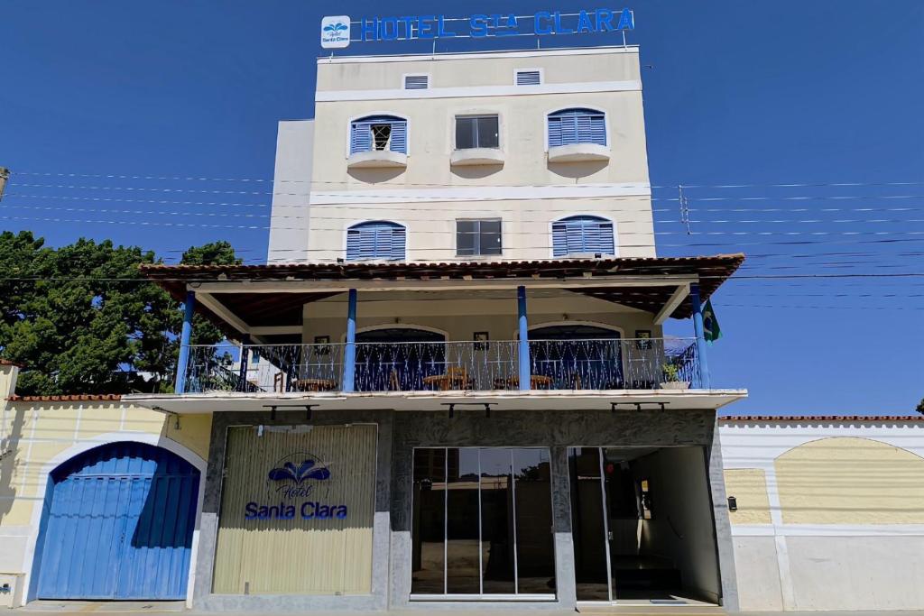 Un edificio blanco con un cartel encima. en Hotel Santa Clara, en Caldas Novas