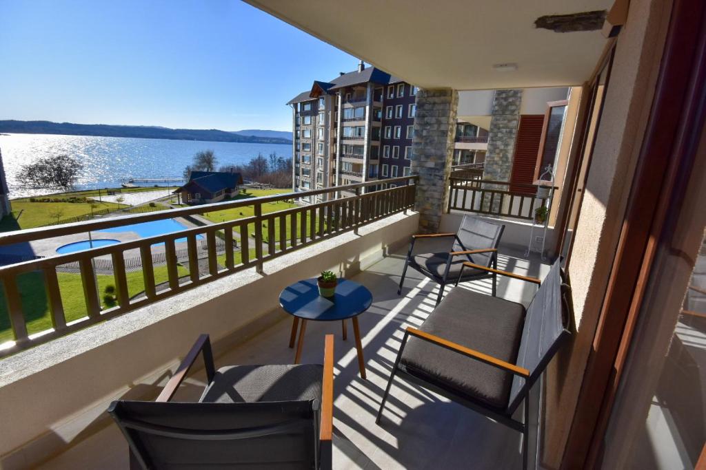 Μπαλκόνι ή βεράντα στο Departamento moderno con vista al lago Villarrica y piscina