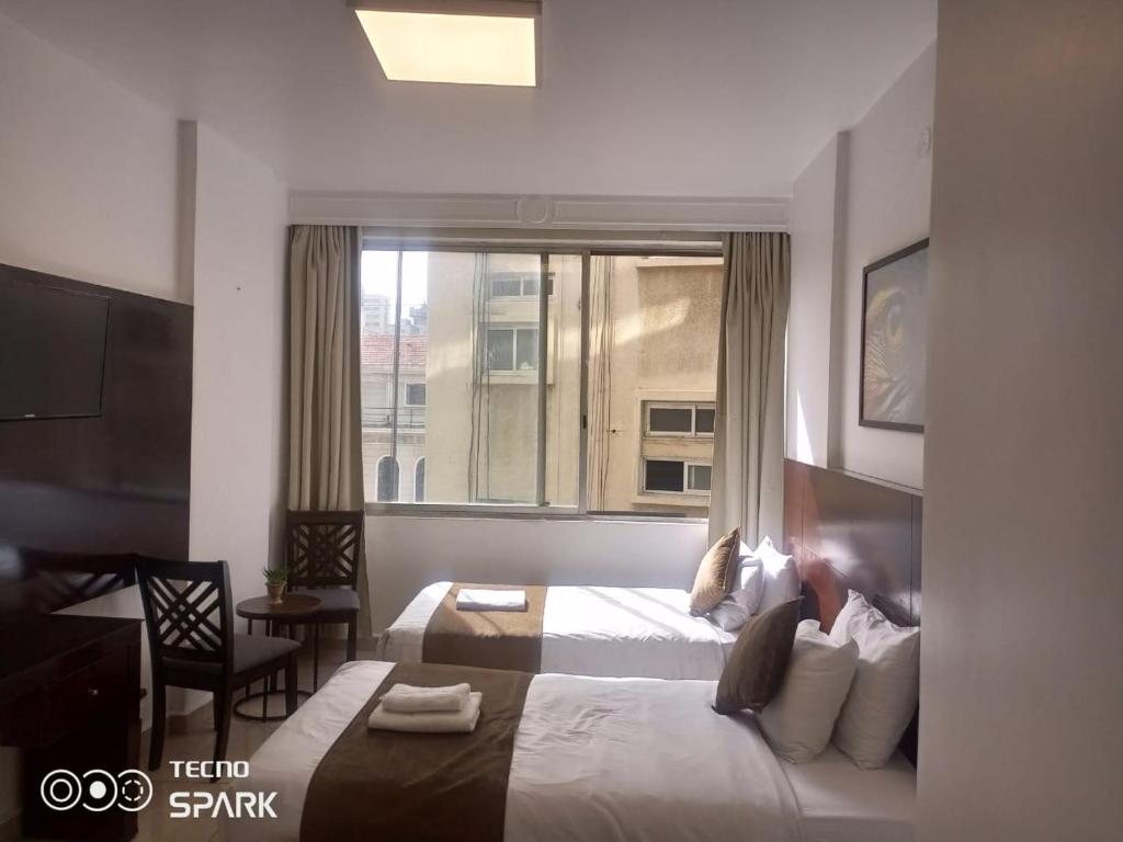 Postel nebo postele na pokoji v ubytování Le Marly Hotel