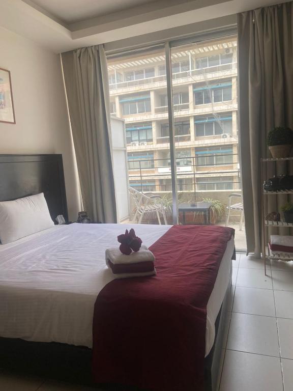 Postel nebo postele na pokoji v ubytování Le Marly Hotel
