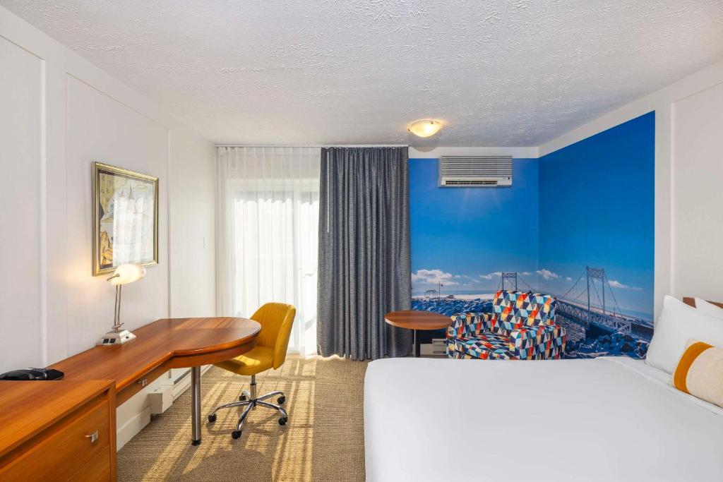 Una cama o camas en una habitación de Clarion Pointe La Malbaie