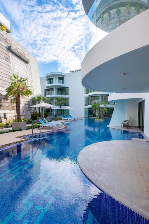 Bazén v ubytování Twin Sands Resort Penthouse nebo v jeho okolí