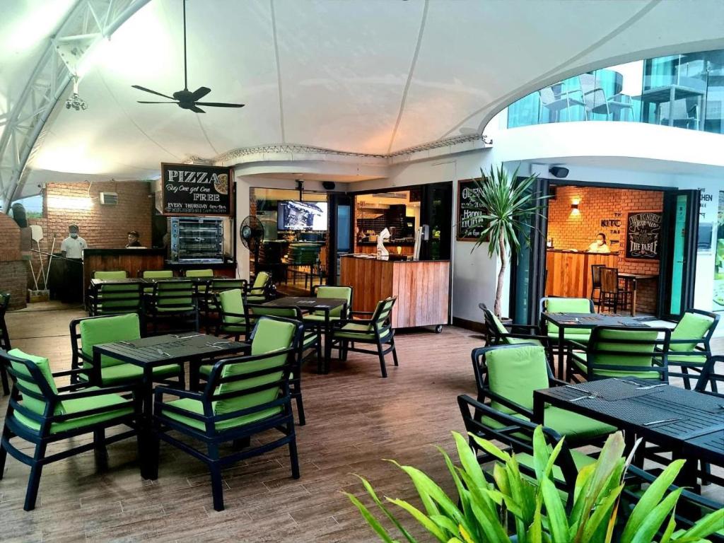 Restaurace v ubytování Twin Sands Resort Penthouse