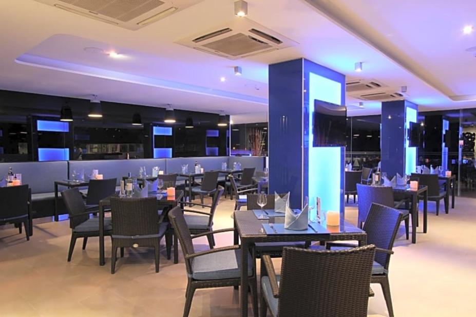 Restaurace v ubytování Twin Sands Resort Penthouse
