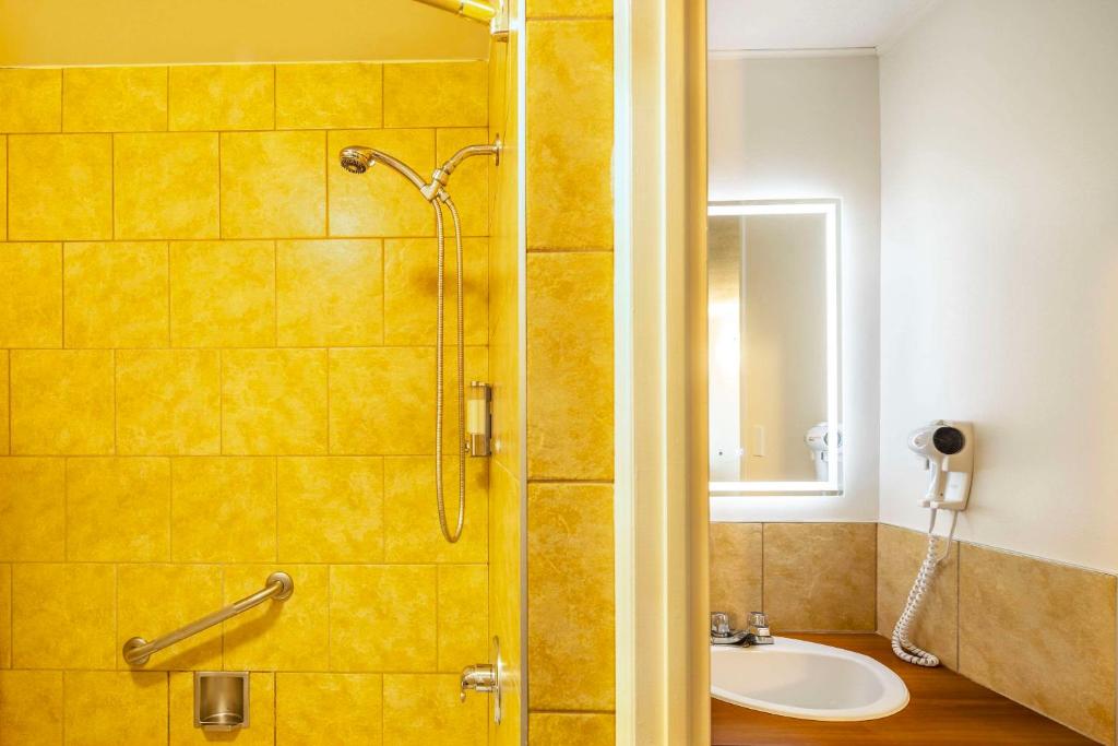 Un baño de Clarion Pointe La Malbaie