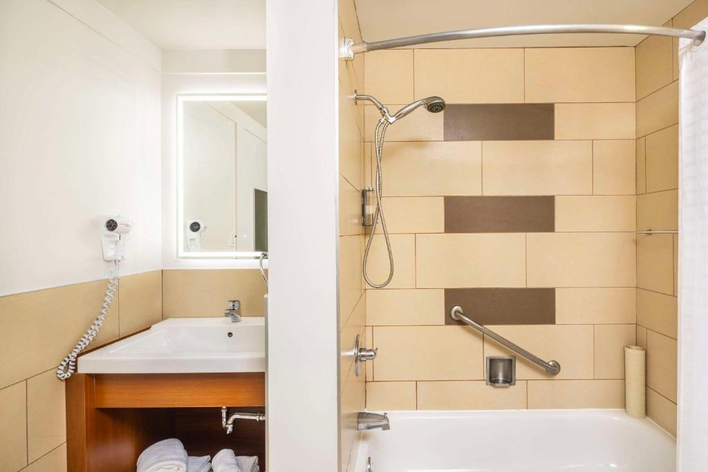 Un baño de Clarion Pointe La Malbaie