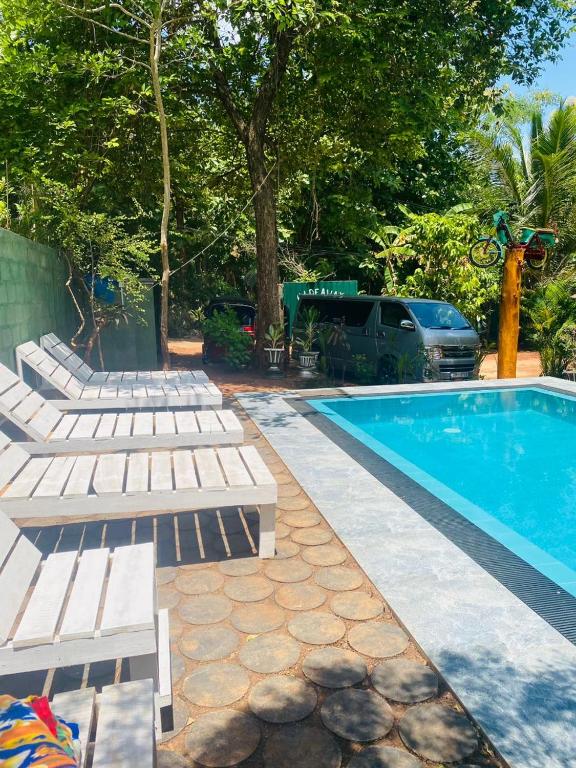 Bazén v ubytování Hotel Hideaway Garage nebo v jeho okolí