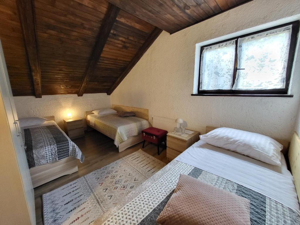 Postelja oz. postelje v sobi nastanitve Koča sredi gozda