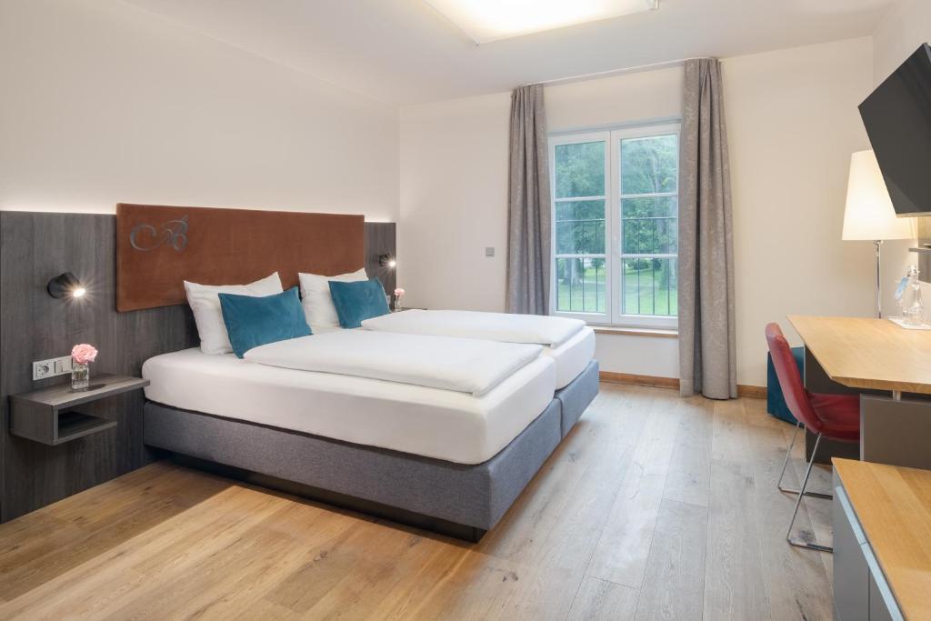 Postel nebo postele na pokoji v ubytování Hotel Aiterbach am Chiemsee