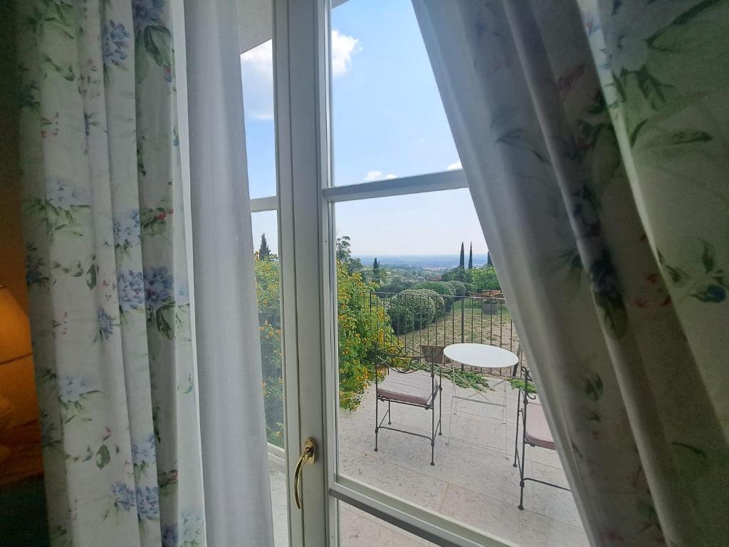 Balkón nebo terasa v ubytování La Vineria di San Mattia