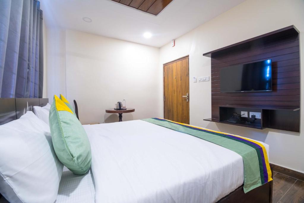 Postel nebo postele na pokoji v ubytování Treebo The Address Inn Mehdipatnam