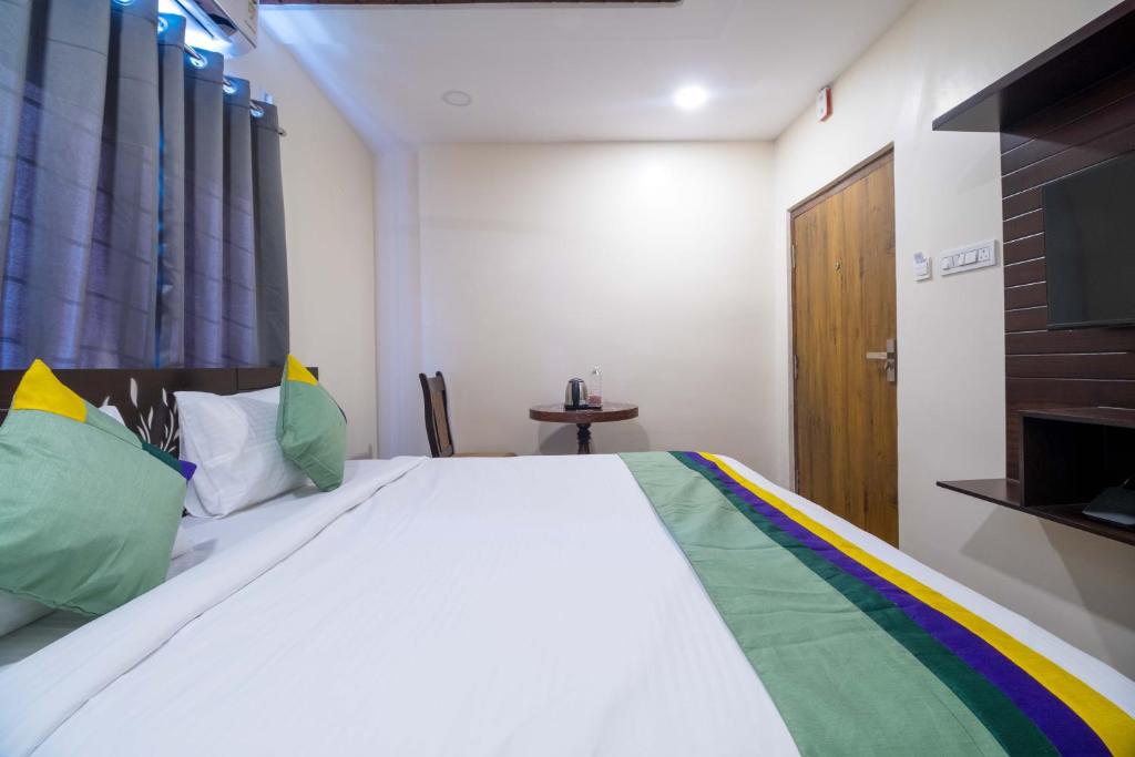 Postel nebo postele na pokoji v ubytování Treebo The Address Inn Mehdipatnam
