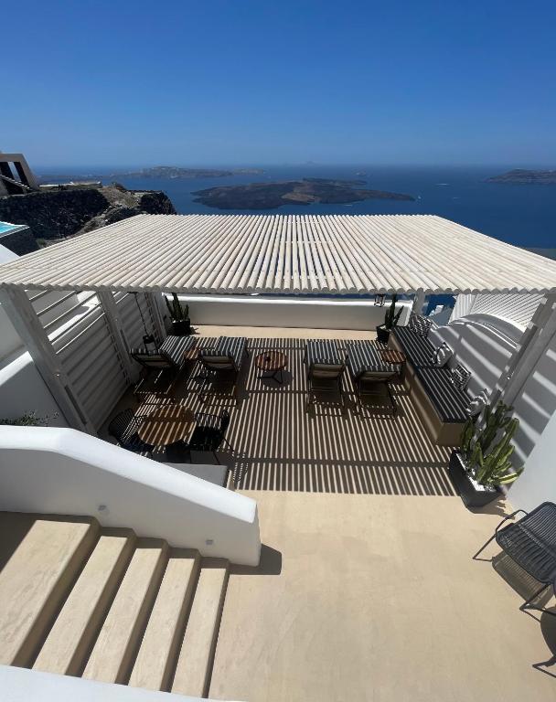 Imera Vista Suites في إيميروفيغلي: سطح منزل به كراسي وسقف