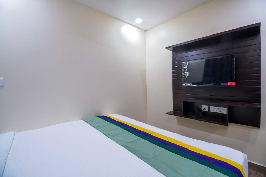 TV a/nebo společenská místnost v ubytování Treebo The Address Inn Mehdipatnam