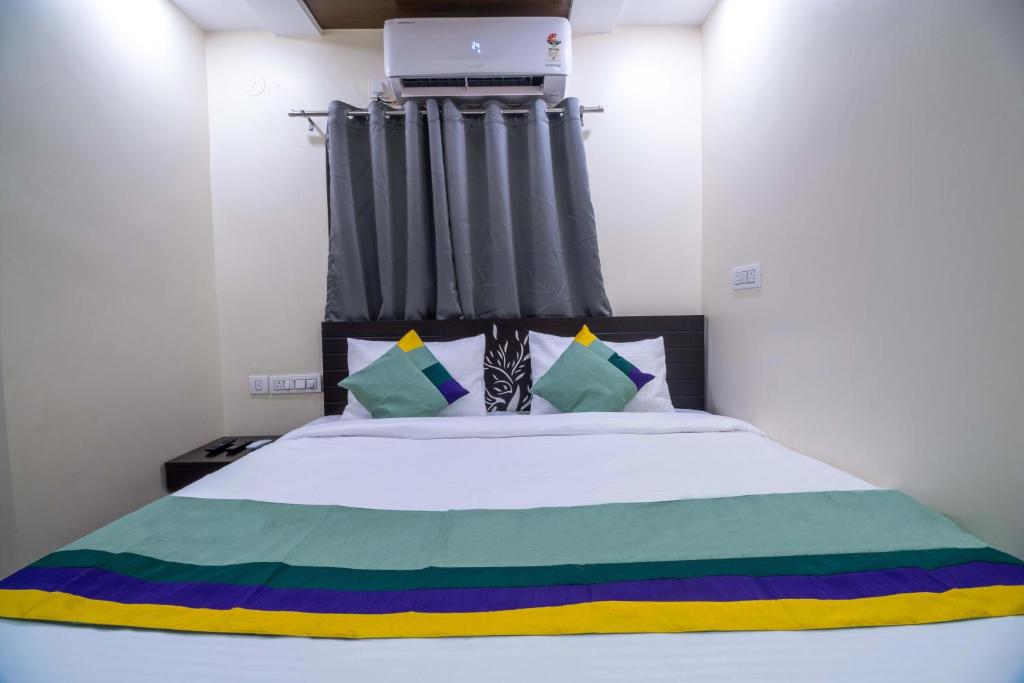 Postel nebo postele na pokoji v ubytování Treebo The Address Inn Mehdipatnam