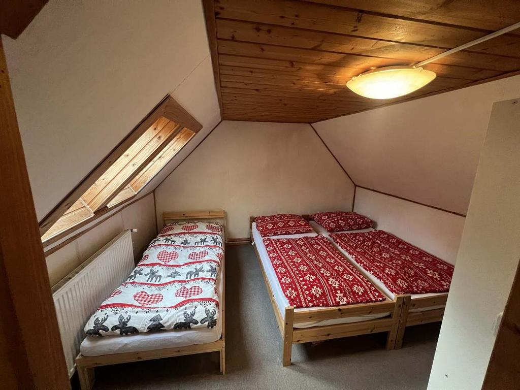 Postel nebo postele na pokoji v ubytování Chaloupka Krkonoše