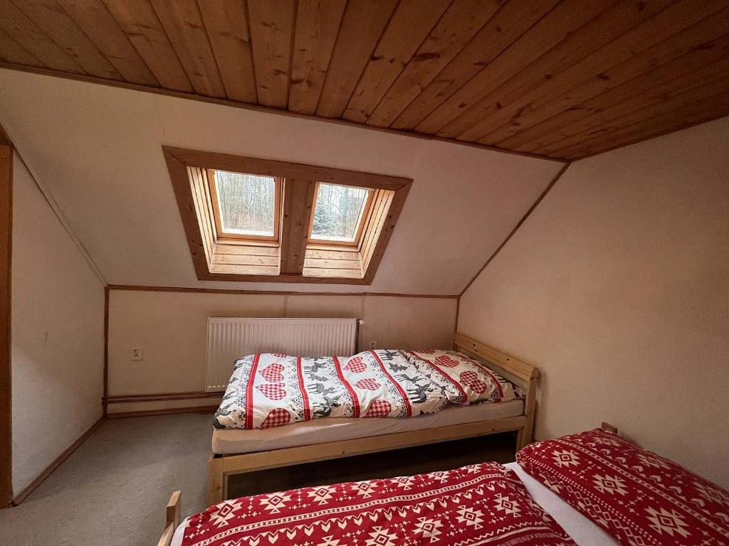 Postel nebo postele na pokoji v ubytování Chaloupka Krkonoše