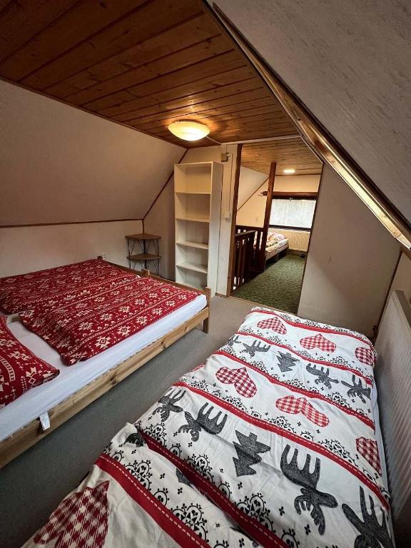 Postel nebo postele na pokoji v ubytování Chaloupka Krkonoše